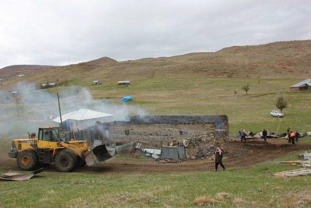 Ahırda &Ccedil;ıkan Yangın 62 Hayvanı Telef Etti 1