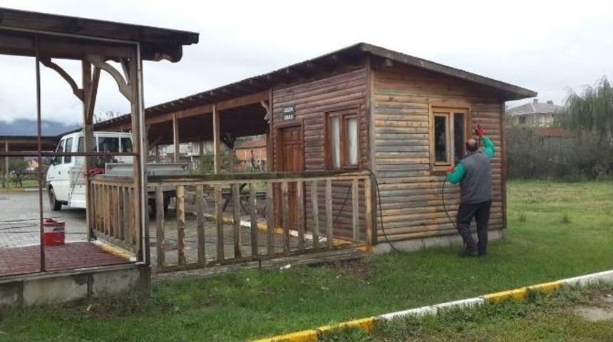 Kartepe&rsquo;de Ahşap Kent Mobilyaları Bakımdan Ge&ccedil;iriliyor