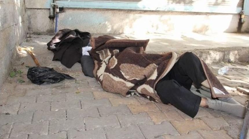 Kimsesiz Adam K&ouml;şe Başında &Ouml;l&uuml; Bulundu