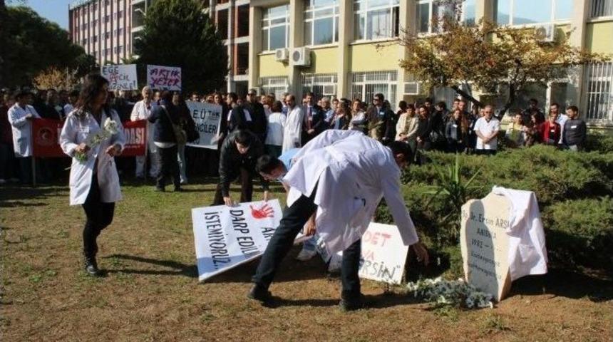 Sağlık&ccedil;ılardan Şiddeti Protesto İ&ccedil;in İş Bırakma