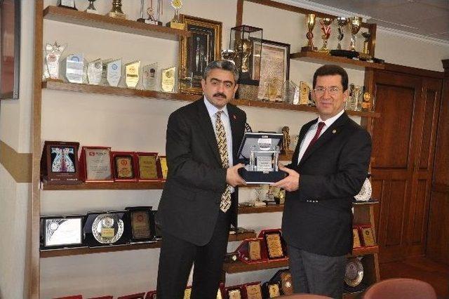 Başkan Alıcık&rsquo;dan Kılın&ccedil;&rsquo;a Plaket 1