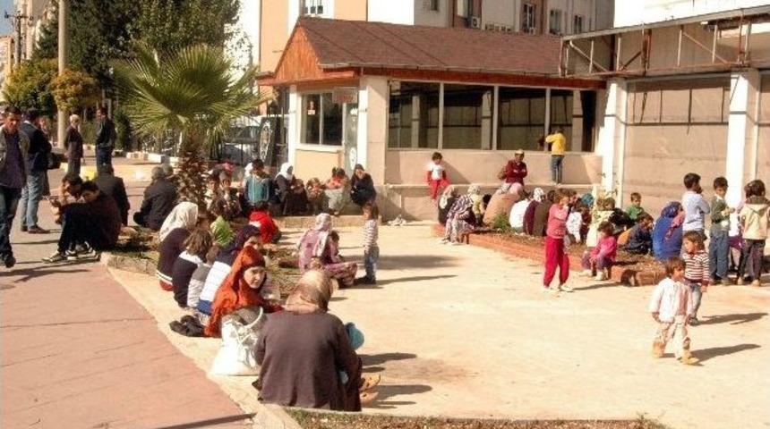 Suriyeliler Kayıt Yaptırmaya Başladı