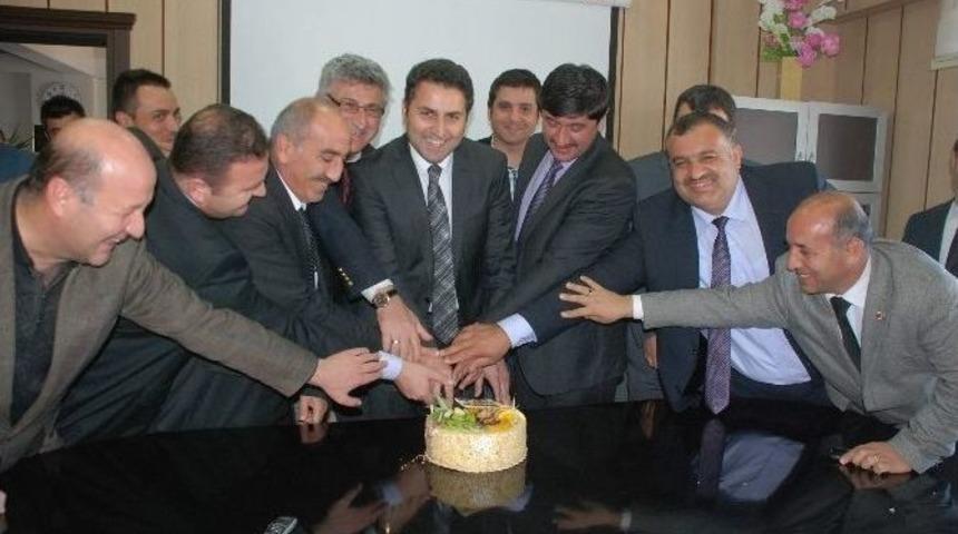 T&uuml;rkiye&rsquo;nin En Gen&ccedil; Başkanına Yaş G&uuml;n&uuml; S&uuml;rprizi