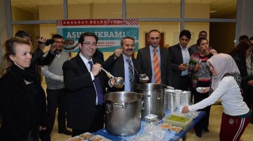 Aksaray Belediyesi &Uuml;niversite &Ouml;ğrencilerine Aşure Dağıttı