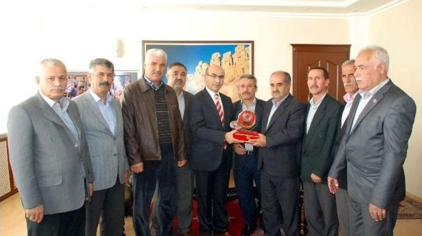 Adıyaman Valisi Demirtaş&rsquo;a Muhtarlardan Başarı Plaketi