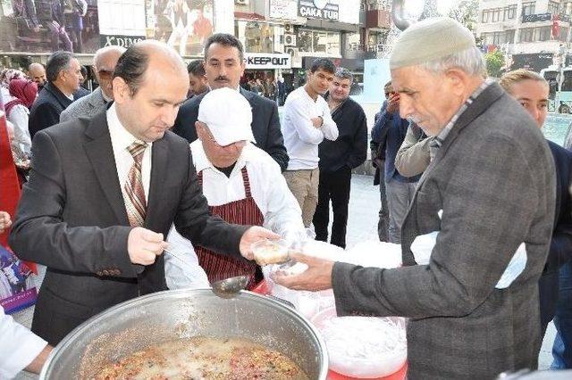 İlim Yayma Cemiyeti Manisa Şubesi Aşure Dağıttı 1