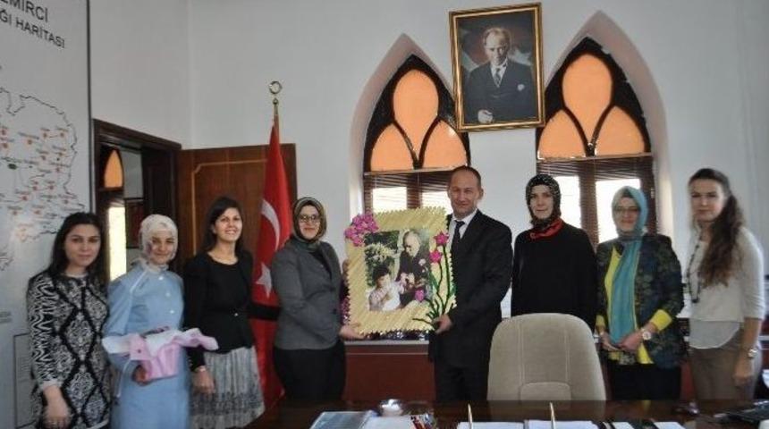 Demirci&rsquo;de Kaymakama Anlamlı Hediye