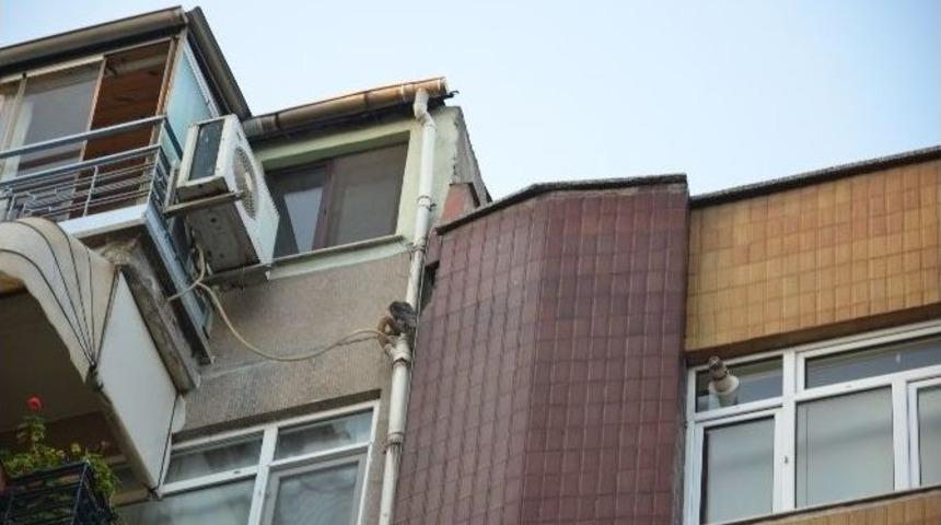 Binadan Kopan Tuğla Paniğe Neden Oldu