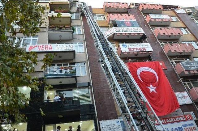 Binadan Kopan Tuğla Paniğe Neden Oldu 2