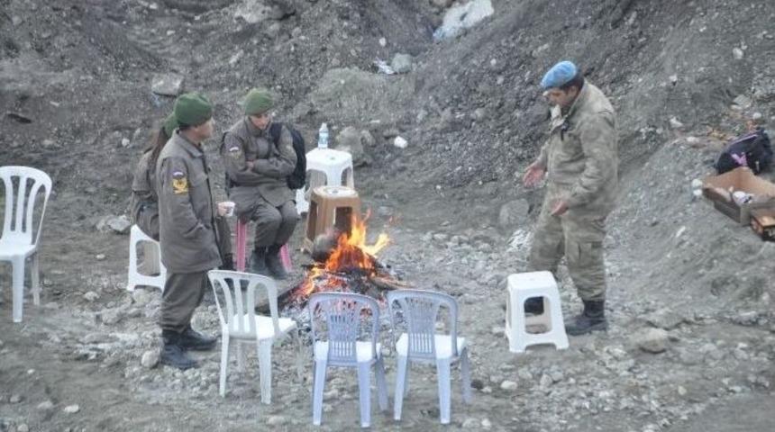 Ermenek&rsquo;te N&ouml;bet Tutan G&uuml;venlik G&uuml;&ccedil;leri Ateş Yakarak Isınıyor