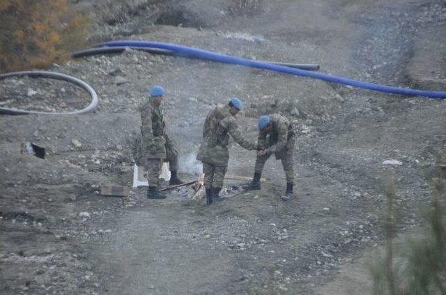 Ermenek’te Nöbet Tutan Güvenlik Güçleri Ateş Yakarak Isınıyor