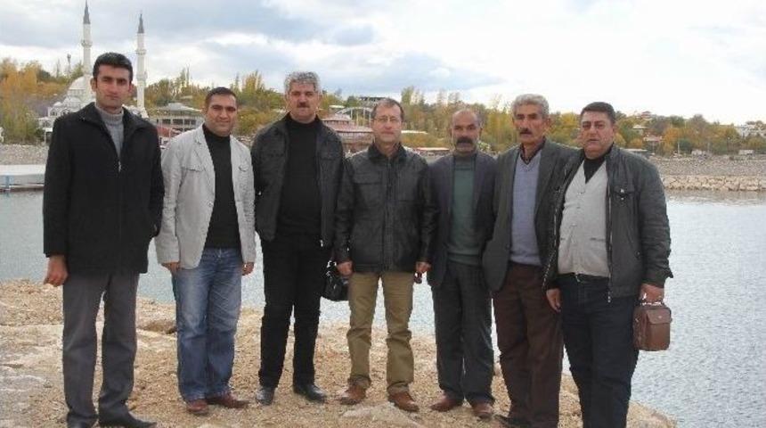 Ak Parti Edremit İl&ccedil;e Başkanı Bayramoğlu, Yapımı S&uuml;ren Yat Limanı İnşaatını Gezdi