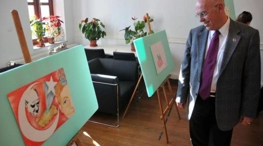 &Ouml;ğrencilerin Cumhuriyet Resimleri Belediye Binasında Sergileniyor