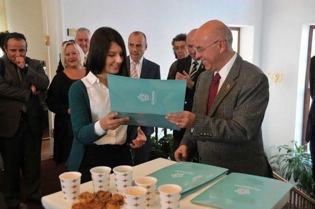 &Ouml;ğrencilerin Cumhuriyet Resimleri Belediye Binasında Sergileniyor 1