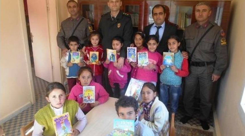 Jandarmadan Okula K&uuml;t&uuml;phane