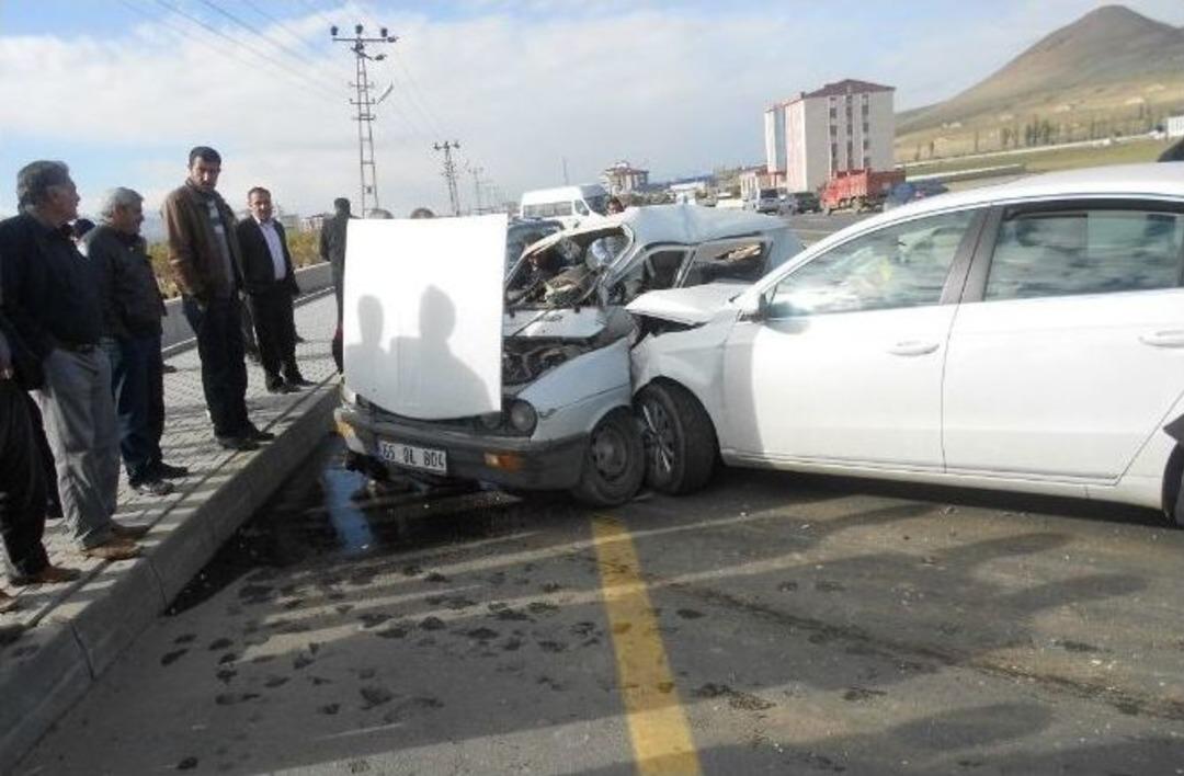 Otomobiller &Ccedil;arpıştı: 2 &Ouml;l&uuml;, 3 Yaralı