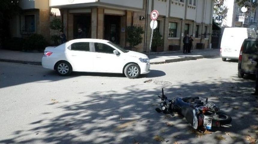 Otomobille Motosiklet &Ccedil;arpıştı: 1 Yaralı