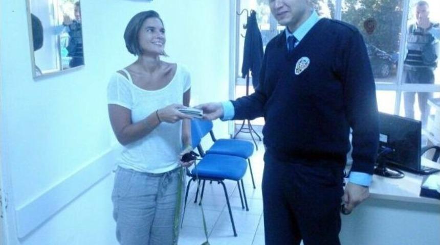 Turistin D&uuml;ş&uuml;rd&uuml;ğ&uuml; C&uuml;zdanı Bulan T&uuml;rk, C&uuml;zdanı Polise Teslim Etti