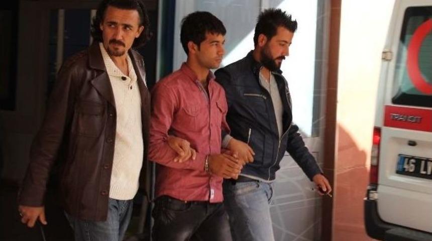 Husumetlisini Bı&ccedil;aklayarak &Ouml;ld&uuml;rd&uuml;