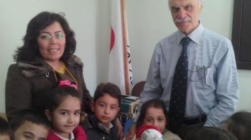 Minik &Ouml;ğrenciler Har&ccedil;lıklarını Kızılay&rsquo;a Bağışladı