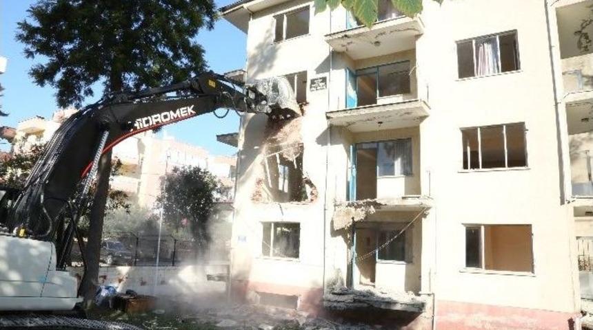 Sel&ccedil;uk&rsquo;ta Eski Halk Eğitim Binası Yıkıldı