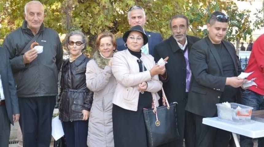 Kocaeli&rsquo;de Ecevit&rsquo;in Anısına Tatlı Dağıtıldı