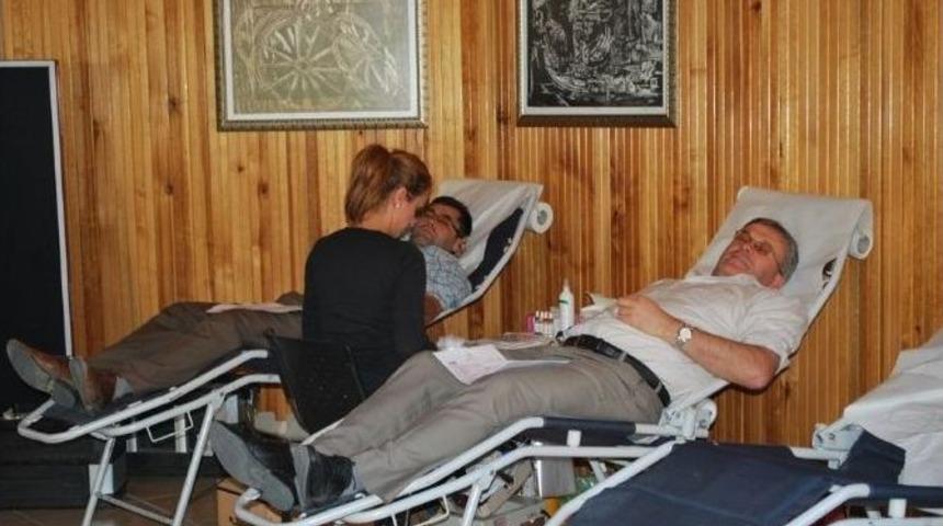 &Uuml;niversite &Ouml;ğrencilerinden Kan Bağışına Destek