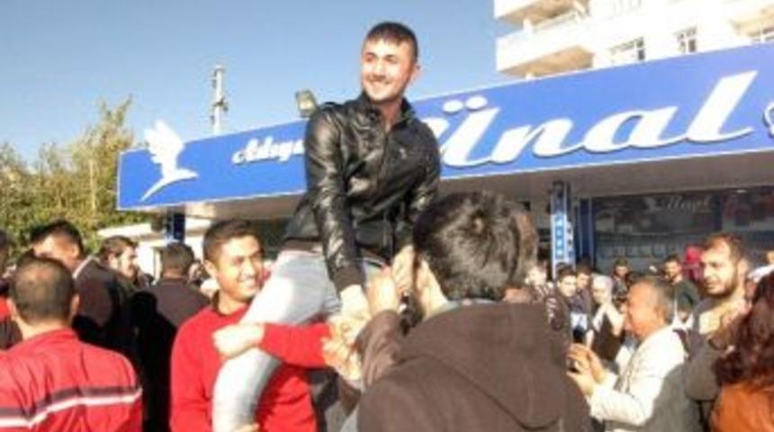 Kınalı Kuzular Asker Ocağına Uğurlanıyor