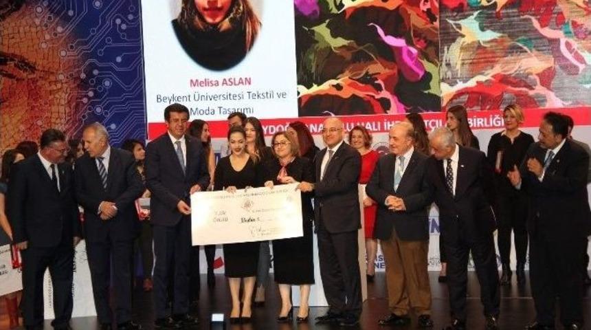 Halı Tasarım Yarışması&rsquo;nda Dereceye Girenler &Ouml;d&uuml;llerini Bakan Zeybekci&rsquo;den Aldı