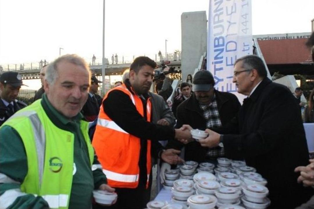 Zeytinburnu Tramvay Durağı&rsquo;nda Aşure İkramı