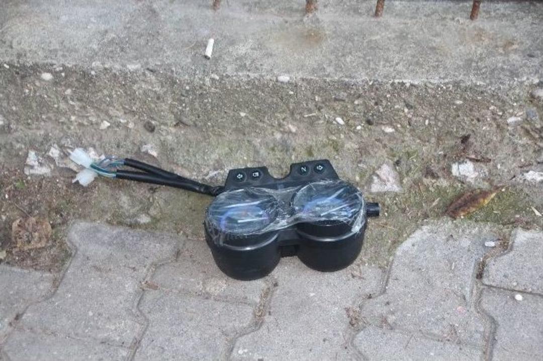 Polisten Ka&ccedil;arken &Ccedil;aldıkları G&ouml;stergeyi Ağacın Dibine Bıraktılar