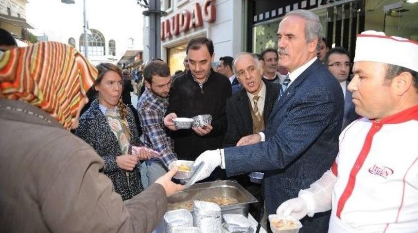 Başkanlar Aşure Dağıttı