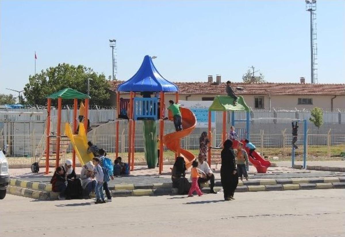 (&ouml;zel Haber) Suriyeliler, T&uuml;rkiye&rsquo;nin Kurduğu Kamplar Sayesinde Hayata Tutunuyor