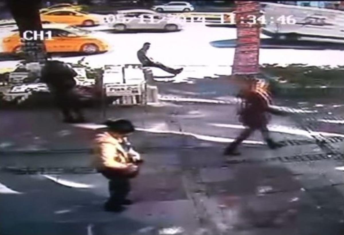 &Ouml;ğrencileri Taşıyan Otob&uuml;s Kaldırıma &Ccedil;ıktı