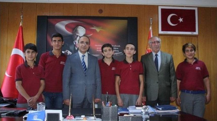 Erzincan&rsquo;da Lise &Ouml;ğrencilerinden &Ouml;rnek Davranış