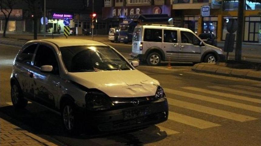 İki Otomobil &Ccedil;arpıştı