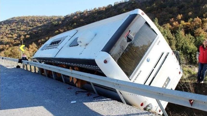 Lise &Ouml;ğrencilerini Taşıyan Otob&uuml;s Devrildi: 43 Yaralı