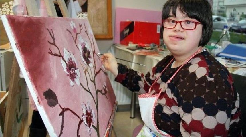 Melek Y&uuml;zl&uuml;y&uuml; Hayata Bağlayan Resim Tutkusu