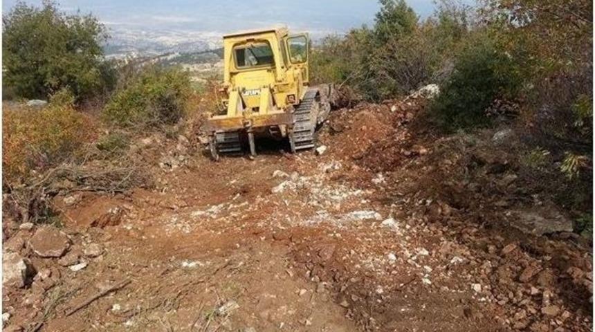 Mersin B&uuml;y&uuml;kşehir Belediyesi G&uuml;lnar&rsquo;ın Yollarını Yapıyor