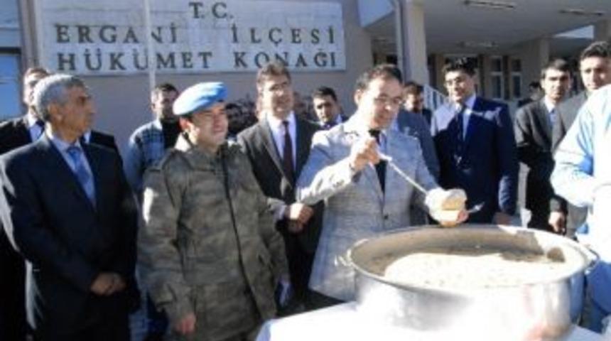 Kaymakam Yonsuz Aşure Dağıttı