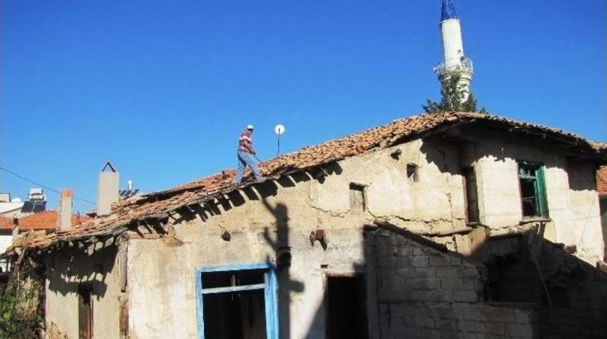 Tehlike Oluşturan Metruk Binaların Yıkımı Devam Ediyor