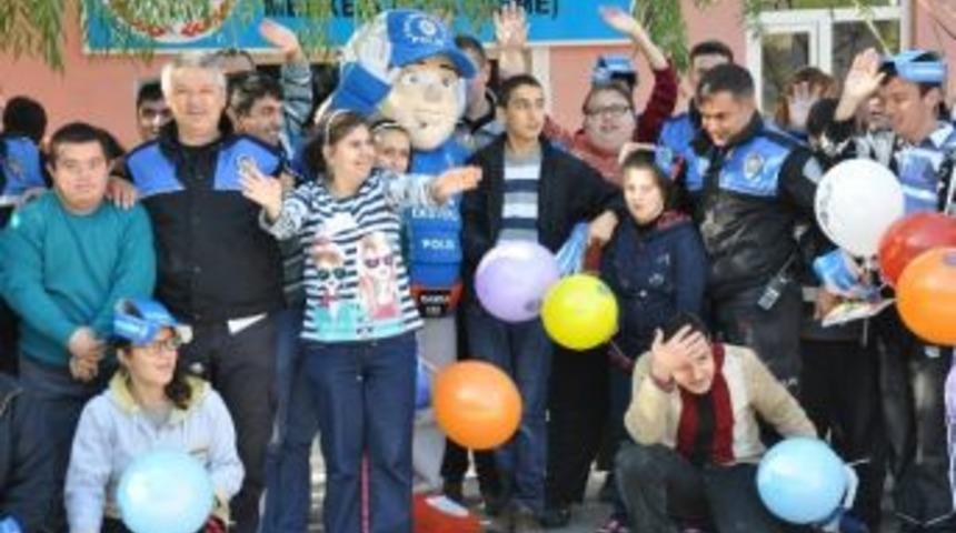 Somalı Minikler &rsquo;kanka Polis&rsquo;i &Ccedil;ok Sevdi