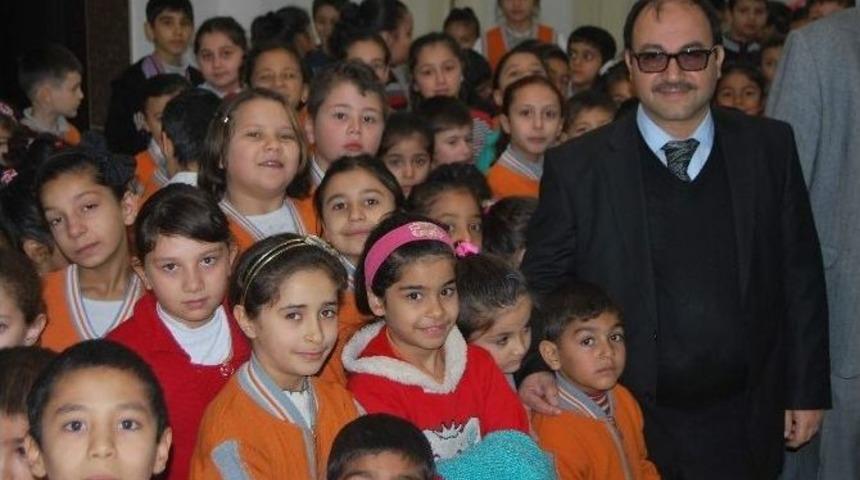 Kilis&rsquo;te &ldquo;bir &Ccedil;ocuk Da Sen Giydir. Ağlayan Y&uuml;zler G&uuml;ls&uuml;n &rdquo;kampanyası