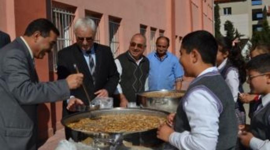 Kula İmam Hatip Lisesi Aşure Dağıttı