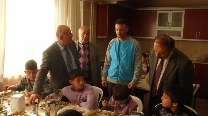 Hacıcaferoğlu, Korkuteli&rsquo;nde Pehlivanlarla G&ouml;r&uuml;şt&uuml;