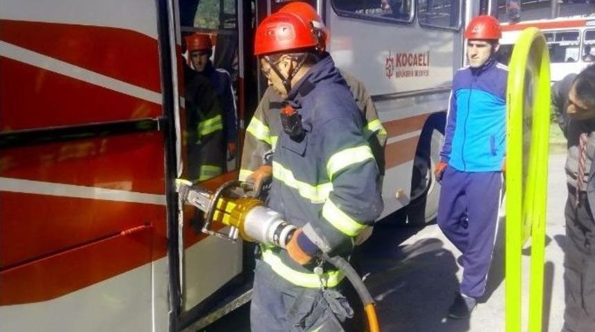 Demir Korkuluk Otob&uuml;se Saplandı