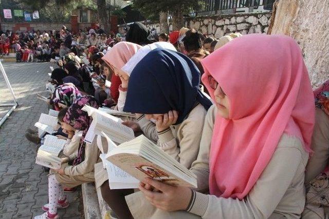 İmam Hatip Öğrencileri Velileriyle Kitap Okudu