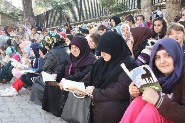 İmam Hatip Öğrencileri Velileriyle Kitap Okudu