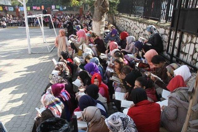 İmam Hatip Öğrencileri Velileriyle Kitap Okudu