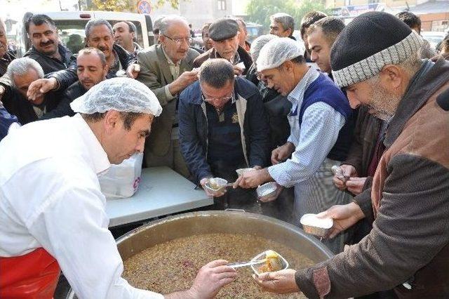 Elbistan Belediyesi’nden Aşure İkramı